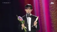 Kim Soo Hyun ketika berpidato setelah memenangkan Baeksang Arts Awards. (Tangkapan Layar Live Streaming Baeksang Awards 2024)
