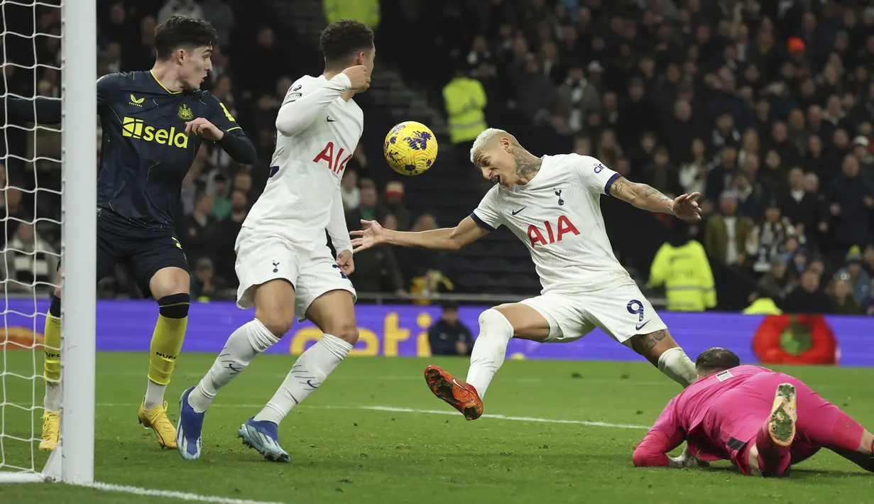 Striker Tottenham Hotspur, Richarlison mencetak gol kedua timnya ke gawang Newcastle United melalui sundulan kepala pada laga pekan ke-16 Liga Inggris 2023/2024 di Tottenham Hotspur Stadium, London, Senin (11/12/2023) dini hari WIB. (AP Photo/Ian Walton)