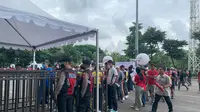Suporter mengantre untuk masuk ke Stadion Utama Gelora Bung Karno guna menyaksikan laga penyisihan Grup A Piala AFF 2022 antara Indonesia vs Kamboja, Jumat (23/12/2022). (Liputan6.com/Melinda Indrasari)