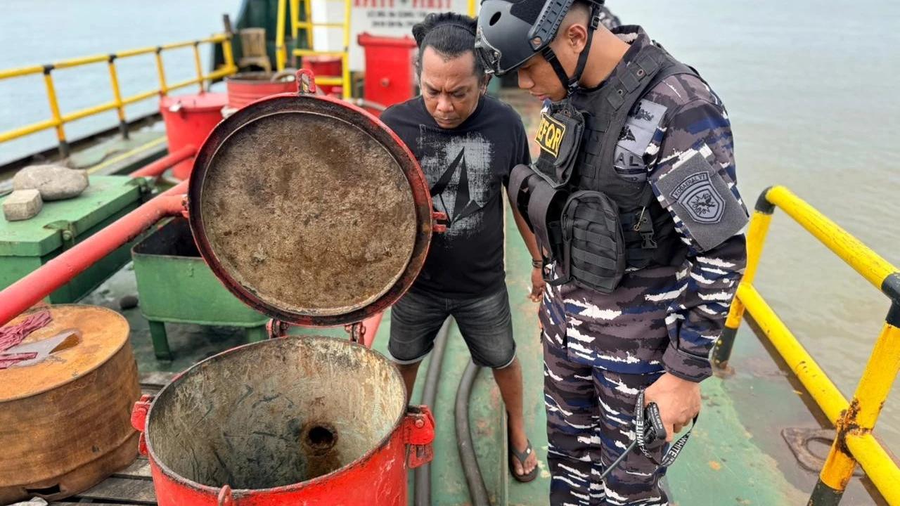 FOTO: TNI AL Amankan Dua Kapal Terkait Dugaan Distribusi BBM Ilegal di Makassar