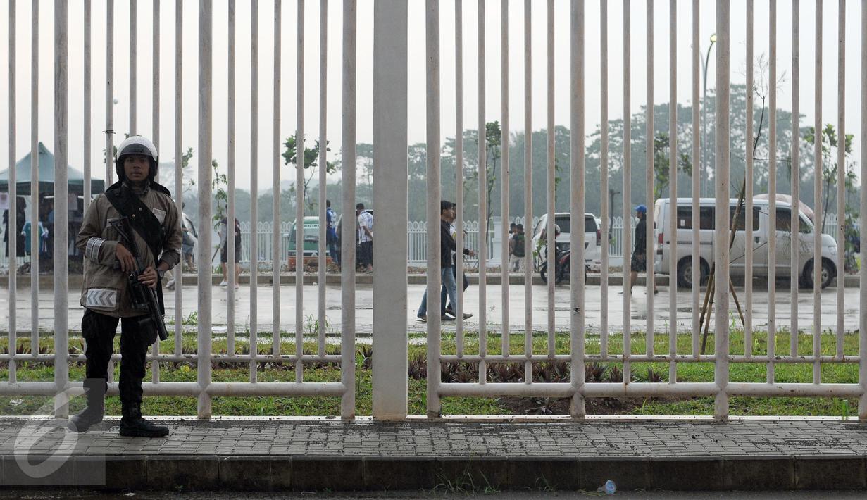 Personel polisi berjaga di sekitar pagar Stadion Pakansari, Kab Bogor, Sabtu (11/3). Jelang laga perebutan tempat ketiga Piala Presiden 2017 antara Semen Padang vs Persib, keamanan Stadion Pakansari diperketat. (Liputan6.com/Helmi Fithriansyah)