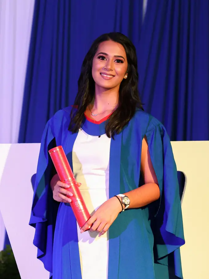 perempuan cantik dan cerdas