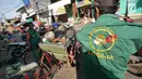 Pengayuh becak menunggu penumpang di kawasan Pasar Rajawali, Pademangan, Jakarta Utara, Senin (8/10). Pemprov DKI Jakarta berencana merevisi Peraturan Daerah (Perda) Nomor 8 Tahun 2007 tentang Ketertiban Umum. (Liputan6.com/Herman Zakharia)