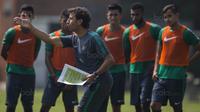 Pelatih Timnas Indonesia U-22, Luis Milla, memberikan instruksi saat latihan di Lapangan SPH Karawaci, Banten, Selasa (8/8/2017). Latihan dilakukan sebagai persiapan jelang SEA Games 2017 Malaysia. (Bola.com/Vitalis Yogi Trisna)