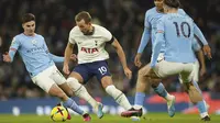 Pemain Tottenham Hotspur, Harry Kane, berusaha melewati pemain Manchester City pada laga Liga Inggris di Stadion Etihad, Kamis (19/1/2023). (AP Photo/Dave Thompson)