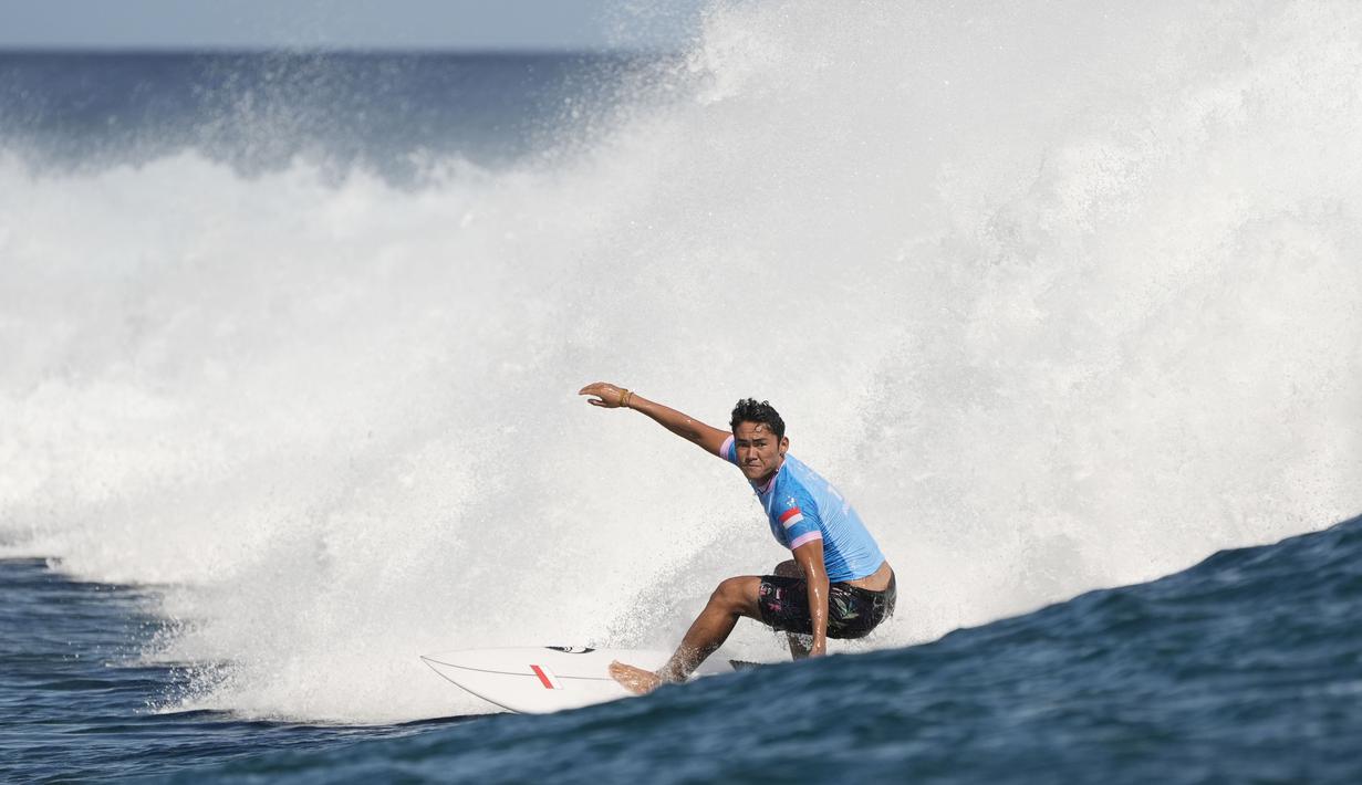 Atlet selancar ombak Indonesia, Rio Waida, meminta maaf karena tidak bisa memberikan yang terbaik di Olimpiade Paris 2024. Dia juga seperti mati rasa, dan mengaku menyesal telah membuat banyak orang sedih. (AP Photo/Gregory Bull)