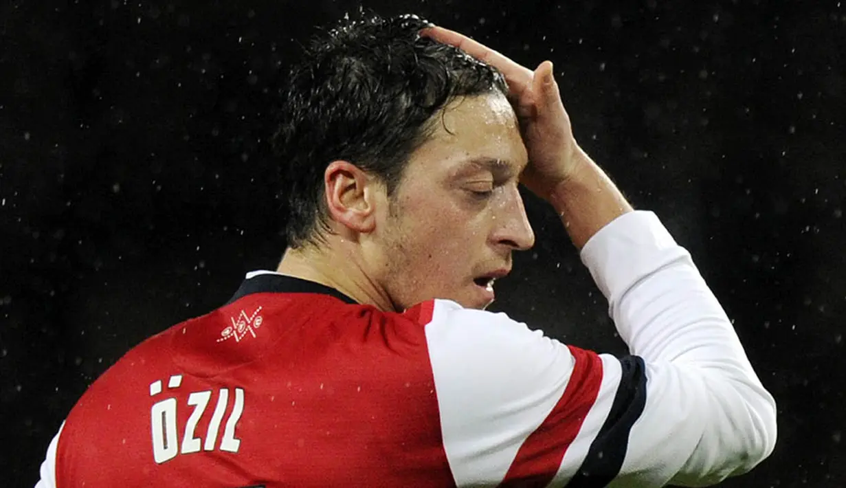 Gelandang -  Mesut Ozil (Arsenal), raja assist Liga Premier Inggris, tidak ada satu pun pemain MU yang bisa menyaingi kehebatan pemain Jerman itu pada musim ini. (EPA/Facundo Arrizabalaga)  