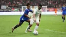 <p>Pemain Persija Jakarta, Tony Sucipto (kanan) menguasai bola dibayangi pemain PSIS Semarang, Haykal Alhafiz pada laga turnamen mini RCTI Premium Sports di Jakarta International Stadium (JIS), Jakarta, Kamis (30/5/2024). (Bola.com/Abdul Aziz)</p>