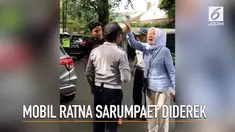 Viral rekaman mobil Ratna Sarumpaet diderek petugas Dishub karena dinilai melanggar peraturan lalu lintas. Ratna pun spontan akan menelfon Gubernur DKI Anies Baswedan.