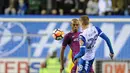 Pemain Wigan Athletic, Jay Fulton berebut bola bola dengan pemain Manchester City, Fernandinho pada babak kelima Piala FA di DW Stadium, Senin (19/2). Manchester City City disingkirkan oleh tim divisi ketiga Wigan Athletic dengan skor 1-0. (AP/Rui Vieira)