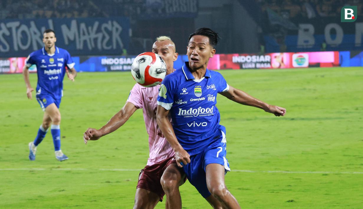 Laga Persib vs Persik ini berakhir dengan skor 3-0. Duel ini didominasi oleh tuan rumah Persib. Pertandingan berjalan dengan tempo sedang namun tensinya cukup tinggi. (Bola.com/Erwin Snaz)