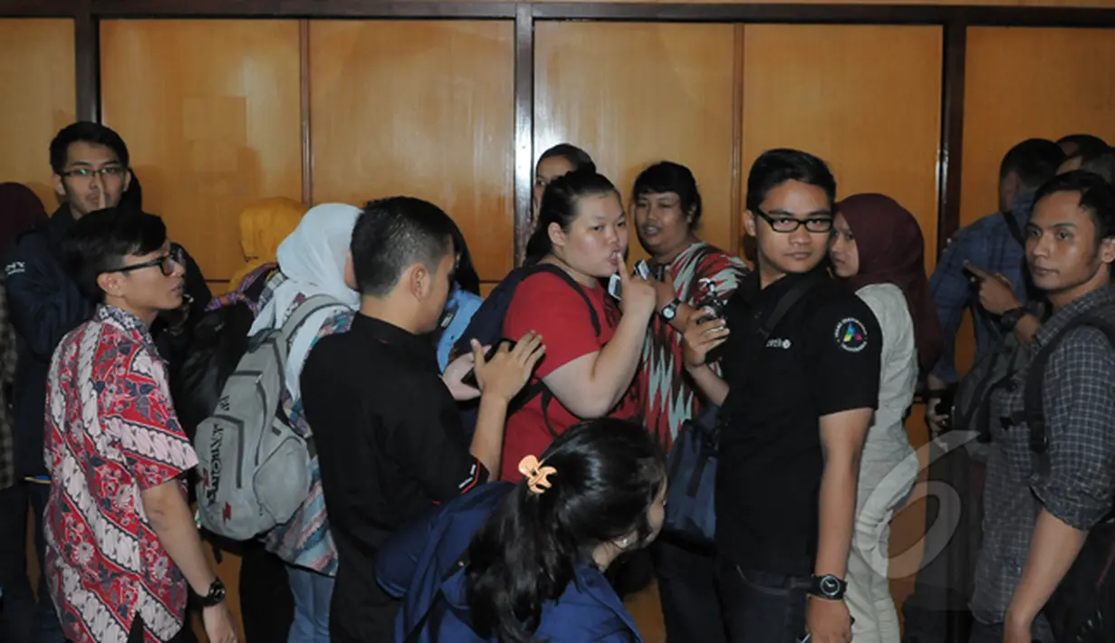 Ekspresi sejumlah awak media yang menunggu di luar ruang rapat saat mendengar mediasi pembahasan APBD 2015 antara Pemprov DKI dengan DPRD DKI Jakarta memanas di Kantor Kementerian Dalam Negeri, Kamis (5/3/2015) . (Liputan6.com/Herman Zakharia)