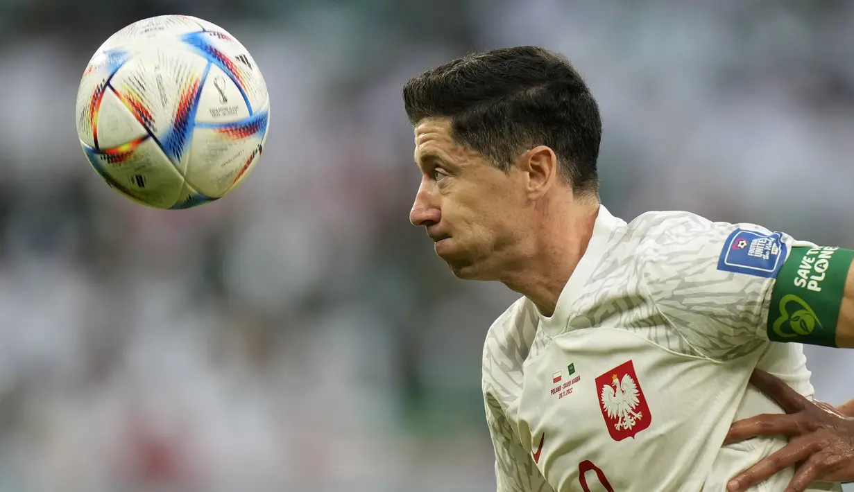 Pemain Barcelona itu mencetak gol pada menit ke-82. Memanfaatkan kesalahan Abdulelah Al Malki yang melakukan blunder di depan gawang, Al Malki gagal mengendalikan laju bola yang kemudian direbut Lewandowski. (AP/Francisco Seco)