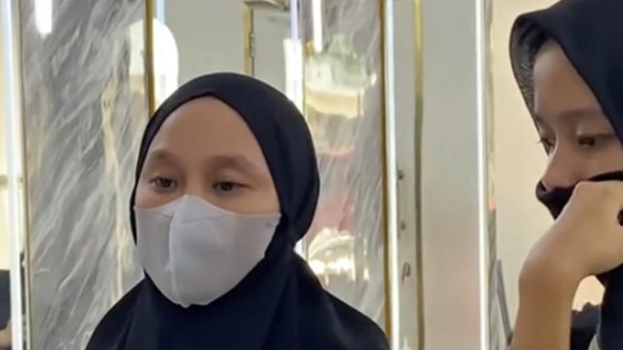 Seorang Ibu Datang ke Salon Minta Rambutnya Dipotong Habis, Alasannya Bikin Banjir Air Mata