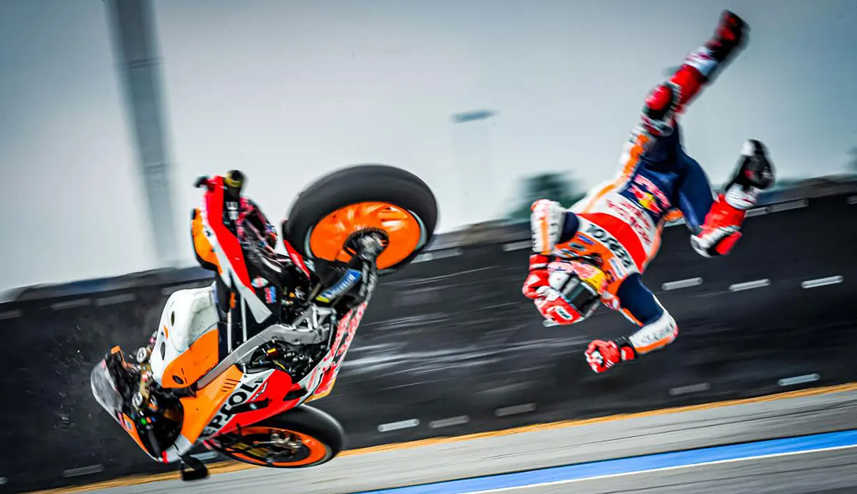 GP Assen 2013. Marc Marquez mengalami kecelakaan saat latihan bebas ketiga GP Assen 2013 (28/6/2013). Kecelakaan di tikungan Ramshoek itu mengakibatkan ia mengalami patah tulang jari kelingking tangan kanan dan jempol kaki kanan. Ia tetap turun berlomba dan finis di posisi kedua. (gpone.com)