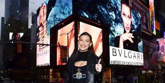 Bella Hadid seringkali disebut miliki muka jutek. Namun ternyata, adik dari Gigi Hadid ini miliki wajah yang lebih menggemaskan saat tertawa. (instagram/bellahadid)