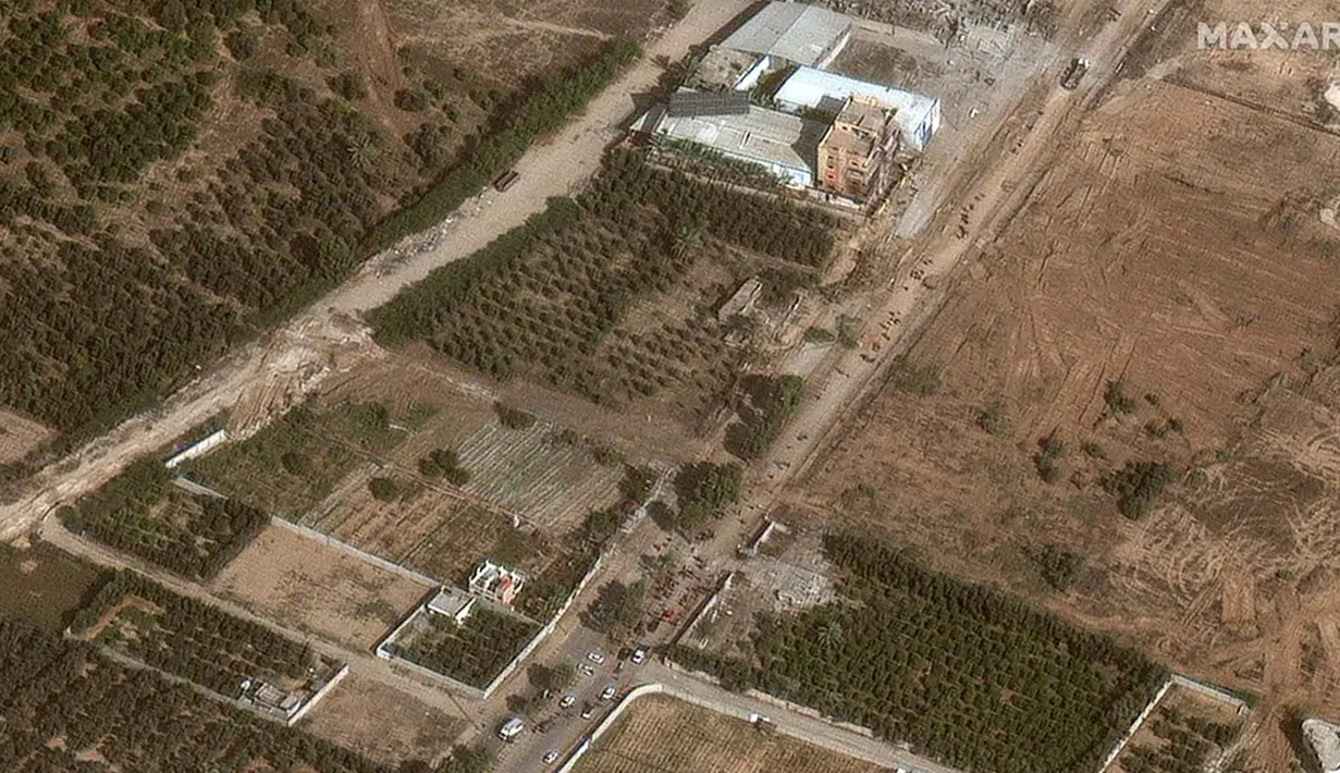 Citra satelit yang disediakan oleh Maxar Technologies menunjukkan orang-orang berjalan di sepanjang Jalan Salah al-Din, Gaza, 26 November 2023. Gencatan senjata antara Israel dan Hamas dimulai sejak Jumat, 24 November 2023. (Satellite image ©2023 Maxar Technologies via AP)