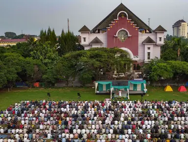 Umat muslim melaksanakan Salat Idul Adha 1445 Hijriah di Lapangan Lembaga Cornelis Chastelein depan Gereja Bethel Indonesia, Depok, Jawa Barat, Senin (17/6/2024). (merdeka.com/Arie Basuki)