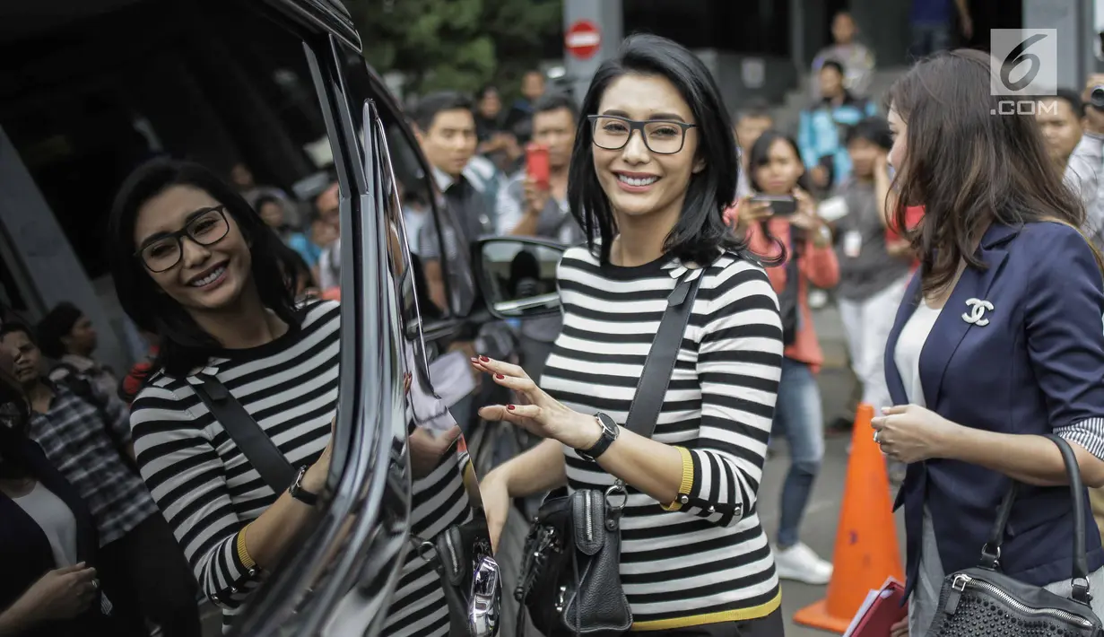 Artis peran Tyas Mirasih bersiap masuk ke kendaraan usai membuat laporan di Polda Metro Jaya, Jakarta, Rabu (21/3). Sebelumnya, Tyas dituduh menculik anak perempuan berusia lima tahun berinisial ACB. (Liputan6.com/Faizal Fanani)