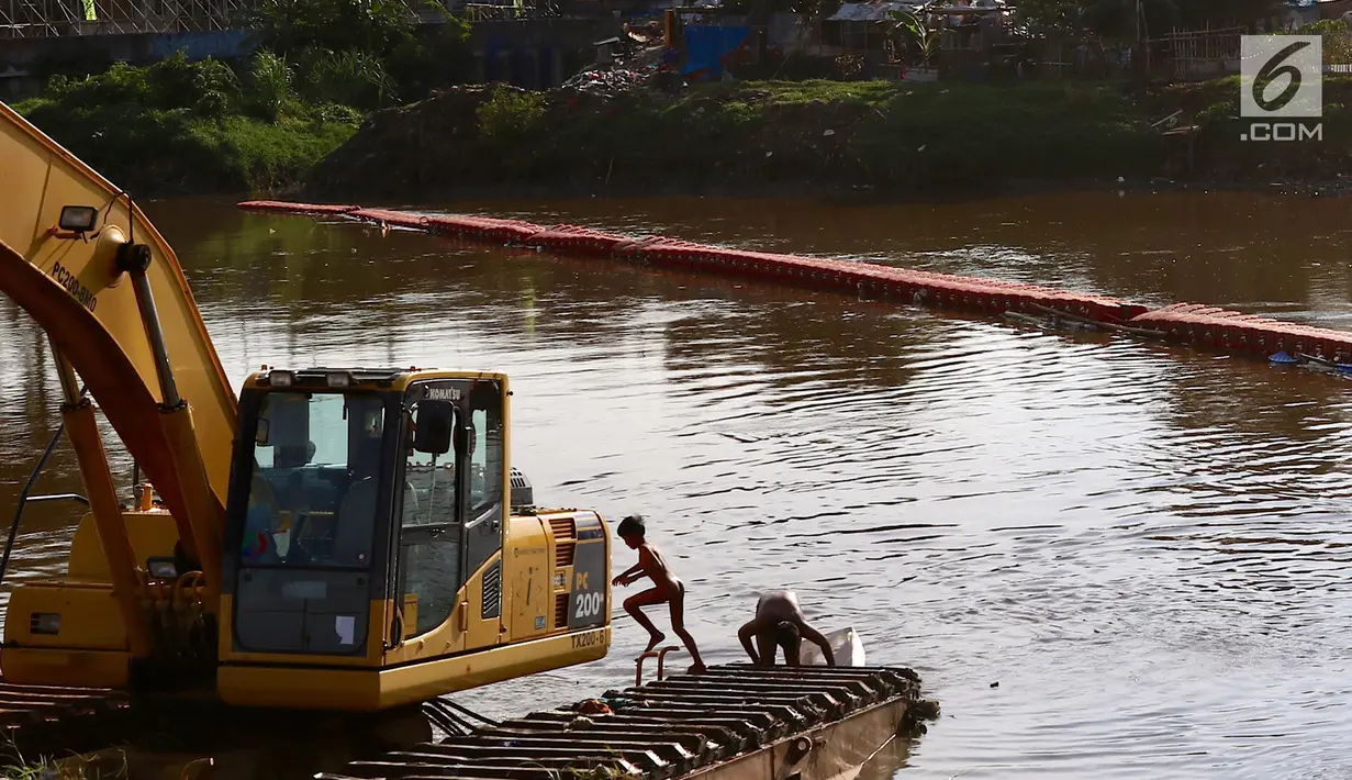 Suasana saat anak-anak berenang di Kanal Banjir Barat, Jakarta, Jumat (23/3). Anak-anak nekat berenang di lokasi ini meski berbahaya bagi kesehatan dan keselamatan. (Liputan6.com/Immanuel Antonius)