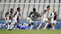 Striker Juventus, Cristiano Ronaldo, melakukan selebrasi usai mencetak gol ke gawang Sampdoria pada laga Serie A di Allianz Stadium, Turin, Senin (27/7/2020). Kemenangan 2-0 ini membuat juventus mengunci gelar juara Serie A musim 2019-2020. (AP Photo/Antonio Calanni)