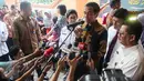 Presiden Jokowi didampingi Menkes Nila F Moeloek memberikan keterangan usai mendatangi Puskesmas Ciracas, Jakarta, Senin (18/7). Jokowi memantau pemberian vaksin ulang terhadap anak-anak yang dulunya diberikan vaksin palsu. (Liputan6.com/Faizal Fanani)