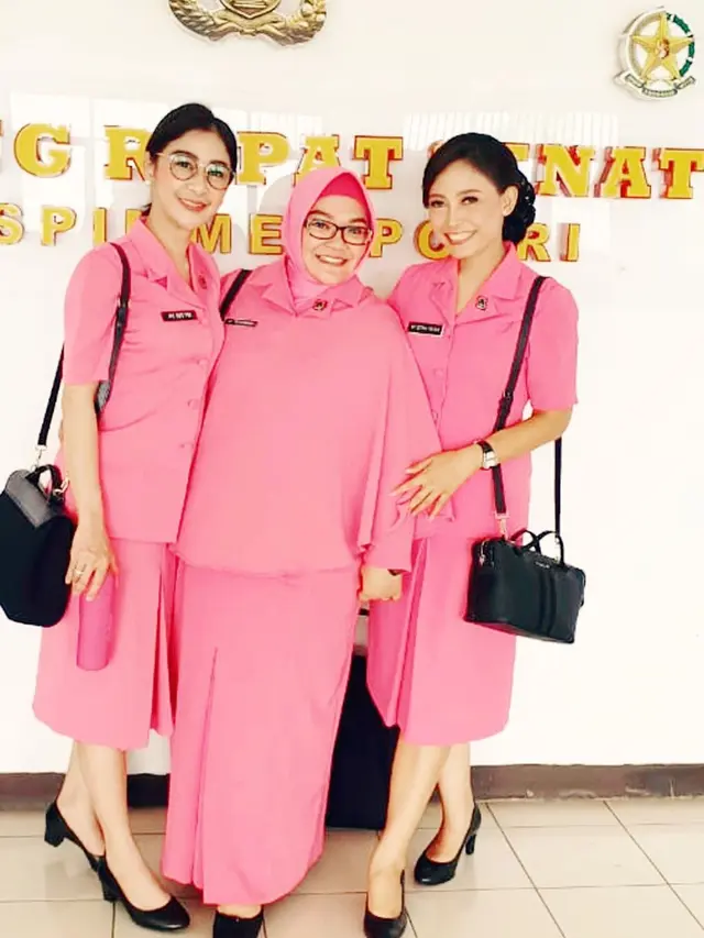 Jadi Ibu Bhayangkari, Ini 6 Pesona Uut Permatasari Kenakan Seragam