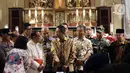 Penjabat (Pj) Gubernur DKI Jakarta, Heru Budi Hartono (tengah) berbincang bersama Pastor Kepala Gereja Katedral Jakarta, Albertus Hani Rudi Hartoko SJ, Jakarta, Sabtu (24/12/2022). Heru Budi ditemani Kapolda Metro Jaya, M Fadil Imran melakukan peninjauan ke gereja-gereja untuk memberi pesan damai dan toleransi di DKI Jakarta. (Liputan6.com/Helmi Fithriansyah)