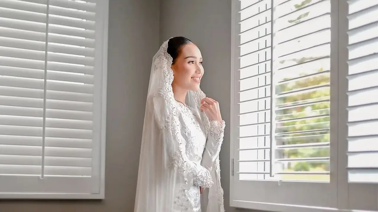 6 Gaya Ayu Ting Ting Pakai Busana Rancangan Ayung berinda hingga Hari Pertunangannya