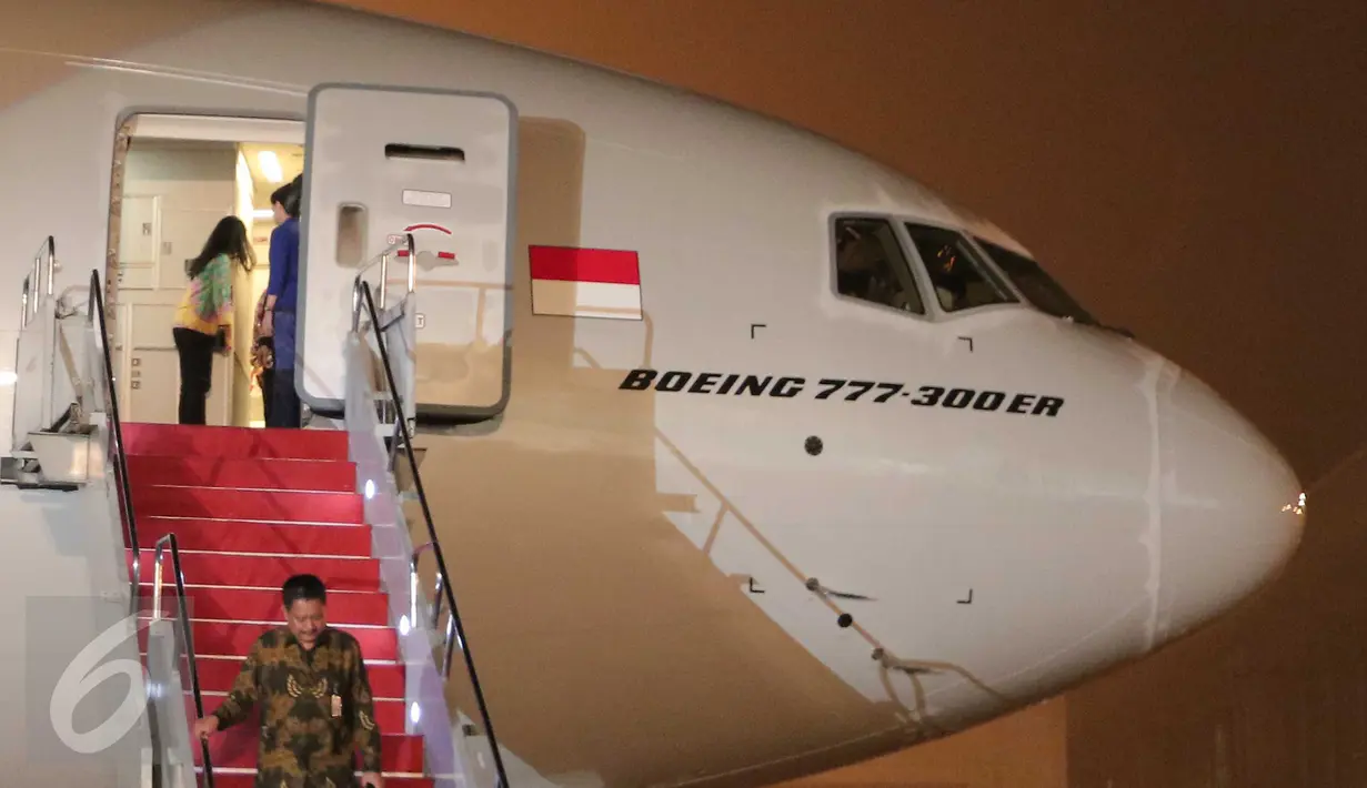 Kondisi pesawat Boeing B777-300ER sesaat setelah mendarat di Bandara Soekarno Hatta, Tangerang, Banten, Kamis (29/10). Pesawat Garuda Indonesia dengan livery Skyteam ini merupakan yang ke-9 yang diterima Garuda sejak tahun 2013 (Liputan6.com/Angga Yuniar)