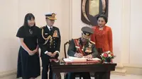 Jenderal Purnawirawan Andika Perkasa diberi pengharagaan oleh Presiden Singapura (Liputan6.com/Istimewa)