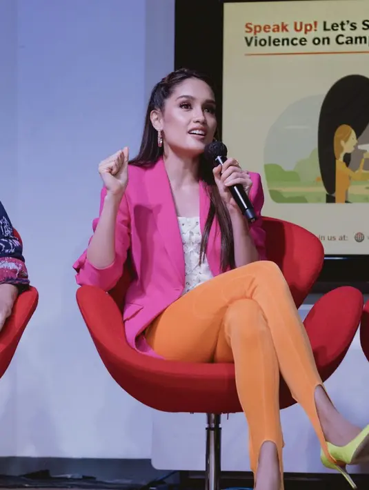 Di saat harus bergaya formal, kombinasi warna dan juga model pakaian bisa jadi kunci untuk tetap terlihat seru namun profesional. [Foto: Instagram/ Cinta Laura]