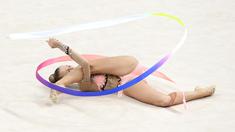 Pesenam Rusia, Aleksandra Soldatova, saat beraksi dengan pita dalam Kejuaraan Dunia Senam Ritmik 2015 di Stuttgart, Jerman. (9/9/2015). (AFP Photo/DPA/Bernd Weissbrod)