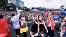 Pada kesempatan ini, keduanya tampil begitu ceria, mengingatkan kembali saat masa kejayaan terdahulu. [Foto: Instagram/ Dea Ananda]