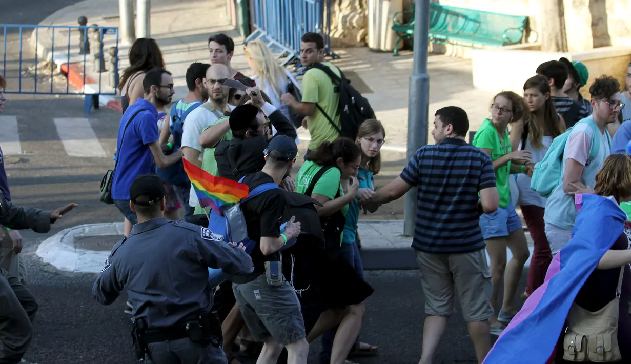 Seorang pria Yahudi ultra-Ortodoks (tengah) secara membabi buta menyerang dan menusuk peserta parade Gay Pride di Yerusalem, Kamis (30/7/2015). Akibat penusukan tersebut, dua dari mereka mengalami luka serius. (REUTERS/Kobi Schutz)