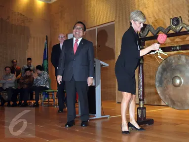 Menlu Australia Julie Bishop memukul gong sebagai tanda diresmikannya Kedubes Australia yang baru di Jalan Patra, Kuningan, Jakarta, Senin (21/3/2016). Kedubes Australia di Jakarta ini adalah Kedubes Australia terbesar di dunia. (Liputan6.com/JohanTallo)