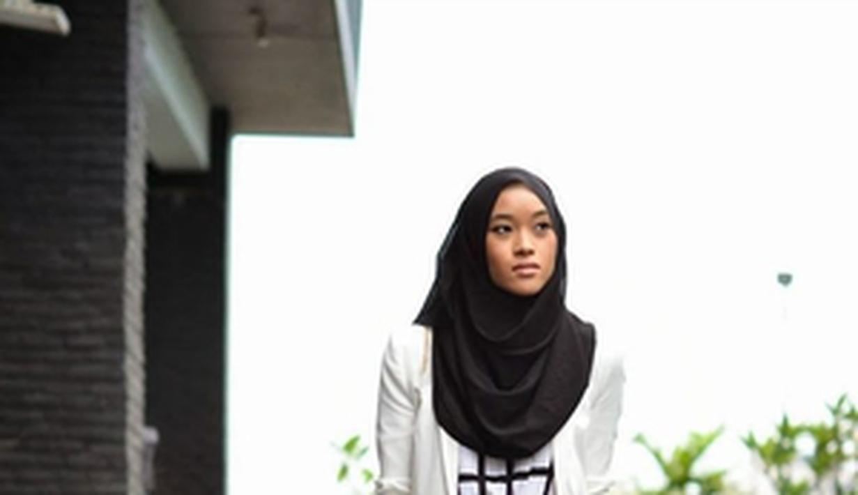 12 Ide Gaya Cantik Simpel Padukan Hijab Dengan Jumpsuit Fimela