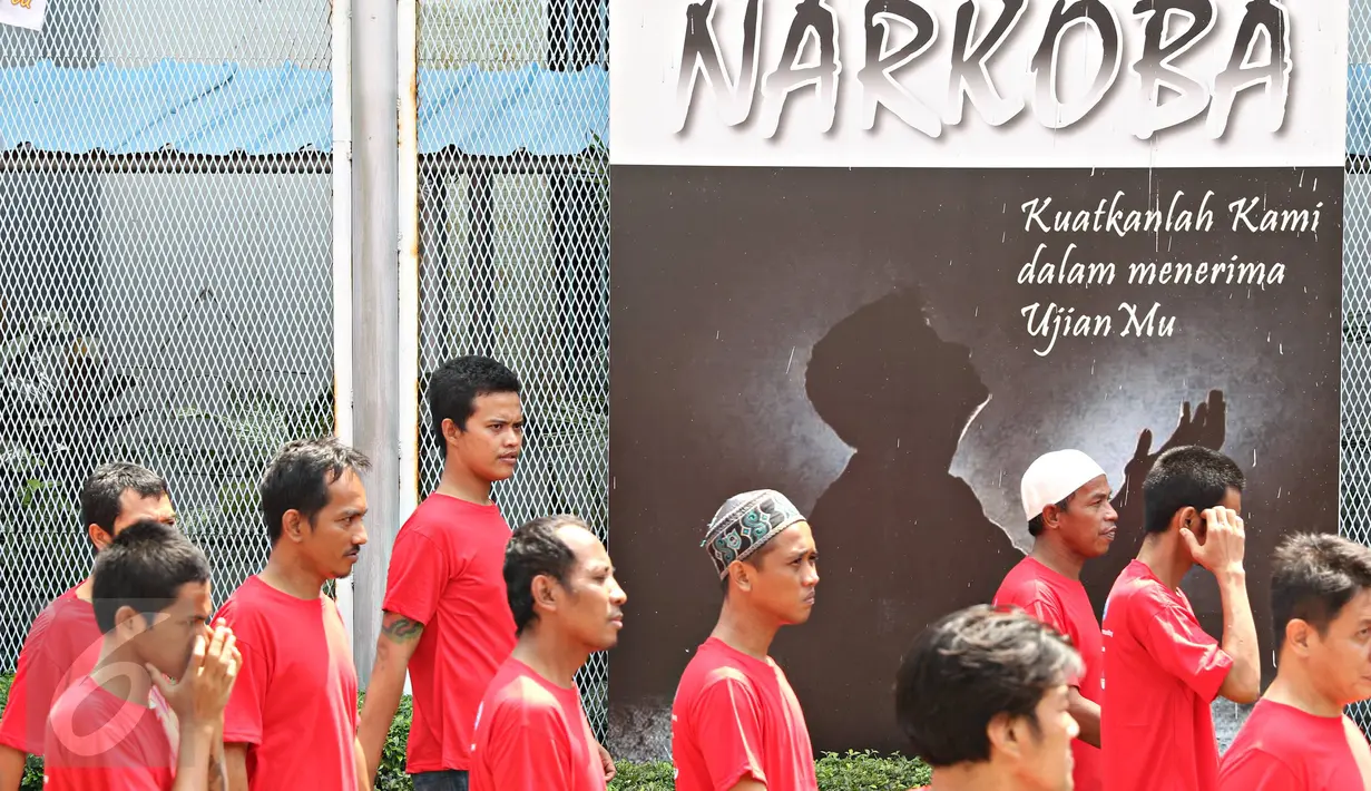 Sejumlah narapidana hendak rehabilitasi sosial therapeutic community (TC) di Lapas Narkotika Klas IIA Jakarta, Selasa (10/5). Kegiatan ini merupakan kerja sama Lapas Narkotika Klas IIA Jakarta dengan BNNP DKI Jakarta. (Liputan6.com/Immanuel Antonius)imm