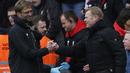 Pelatih Liverpool, Jurgen Klopp (kiri) mengucapkan selamat kepada pelatih Southampton, Ronald Koeman usai laga Liverpoool vs Southampton di Stadion St Mary, Southampton, Minggu (20/3/2016) WIB. (AFP/Adrian Dennis)