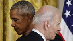 Mantan Presiden Barack Obama dan Presiden AS Joe Biden menghadiri acara untuk menandai pengesahan Undang-Undang Perawatan Terjangkau 2010 di East Room Gedung Putih di Washington, 5 April 2022. (Chip Somodevilla/Getty Images/AFP)