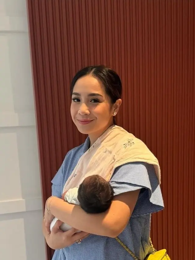 Ternyata Nama Lily, Bayi yang Digendong Nagita Slavina, Diberikan oleh Raffi Ahmad dan Dia Juga yang Mengazankannya (instagram.com/raffinagita1717)