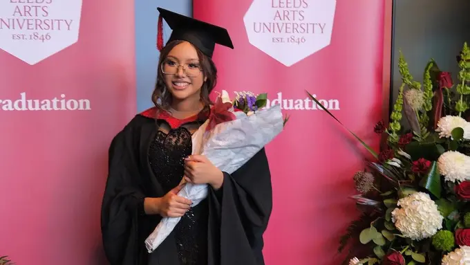 6 Gaya Naja Anak Armand Maulana dan Dewi Gita Wisuda S1 di Inggris, Elegan Berkebaya