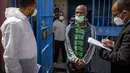Sipir mengawasi narapidana yang menunggu giliran untuk vaksin Covid-19 AstraZeneca selama kampanye vaksinasi di penjara El-Arjate dekat ibu kota Rabat pada 26 Mei 2021. Sekitar 300 narapidana di penjara itu divaksinasi COVID-19 sebagai upaya mengekang penyebaran corona di Maroko (FADEL SENNA/AFP)