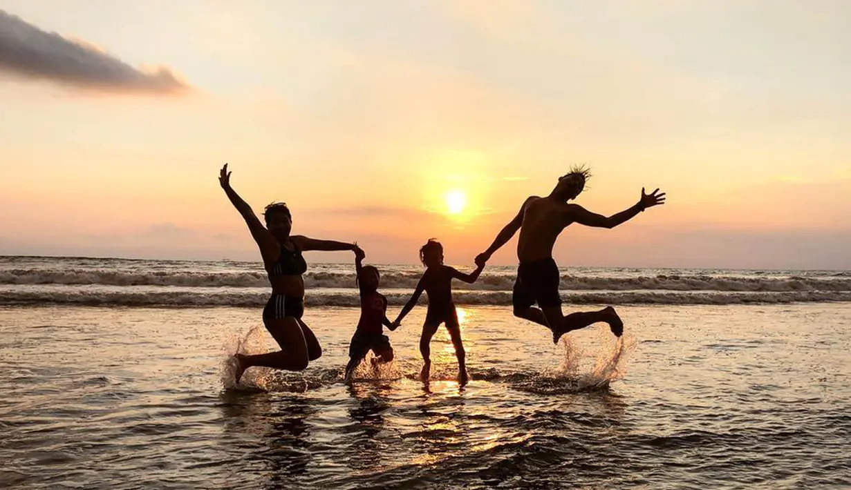 Pergi ke pantai sambal menikmati sunset, keempatnya tak lupa untuk berfoto dengan gaya lompat. (Liputan6.com/IG/@meiranastasia)