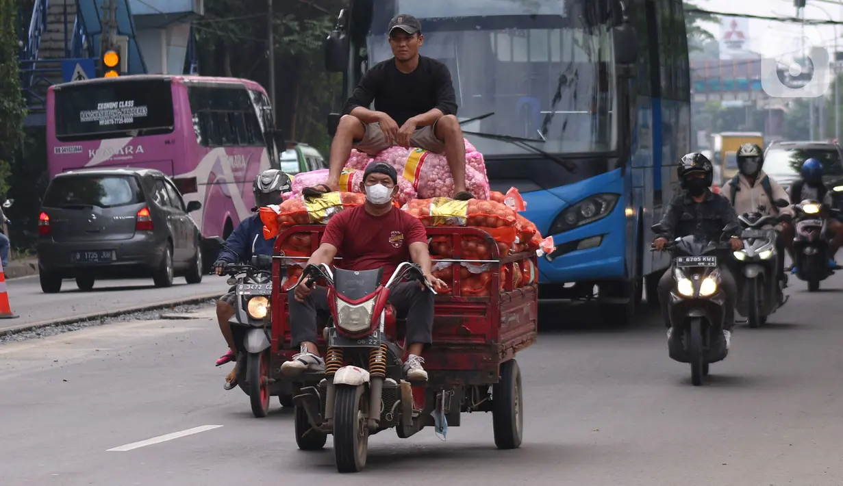 Warga membawa bahan makanan dengan sepeda motor di kawasan Tangerang, Banten, Rabu (16/2/2022).  Hal itu berdasarkan Survei Pemantauan Harga (SPH) BI pada minggu kedua Februari 2022 memperkirakan terjadi deflasi 0,11 persen secara bulanan (month to month/mtm). (Liputan6.com/Angga Yuniar)