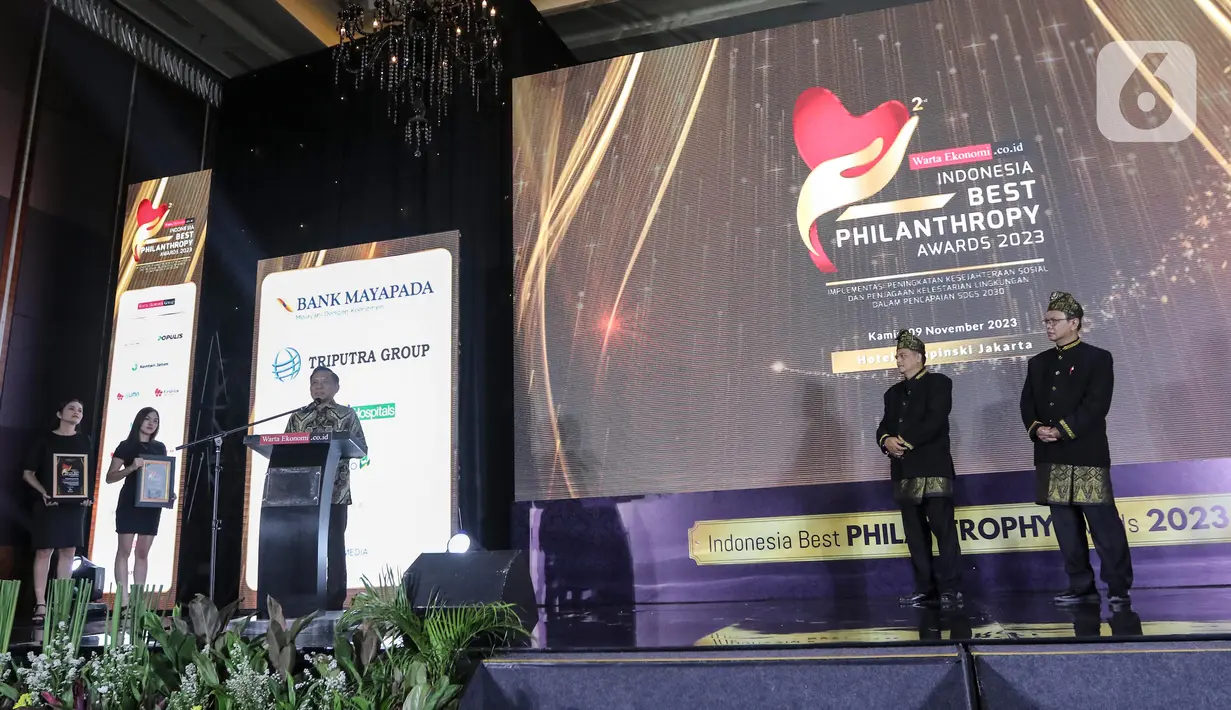 Direktur PT Surya Citra Media Tbk (SCM) Imam Sudjarwo, yang hadir mewakili turut mengapresiasi penghargaan yang diberikan oleh Warta Ekonomi kepada Eddy Sariaatmadja. (Liputan6.com/Angga Yuniar)