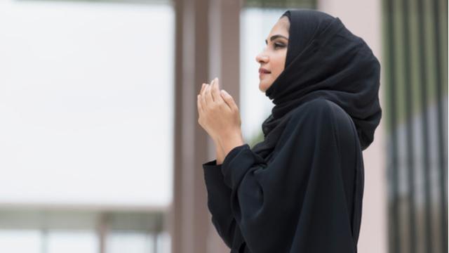 Muslimah tengah memanjatkan doa