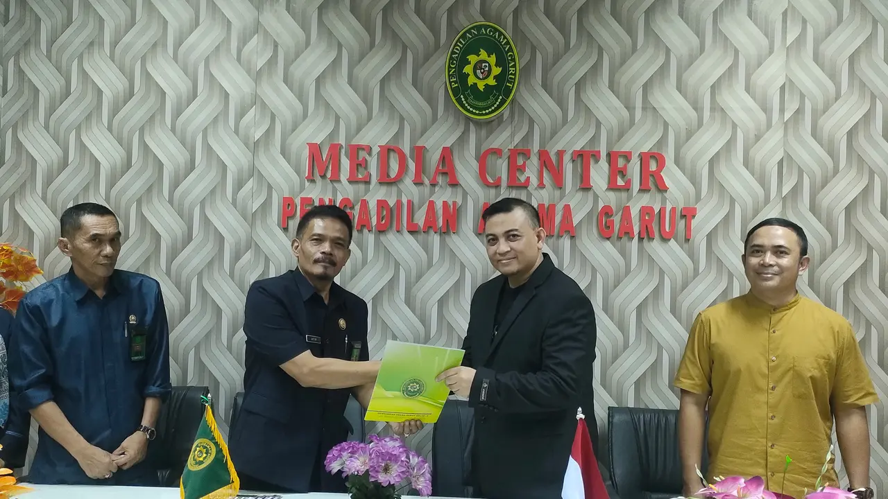Kepala Pengadilan Agama Garut Ayip memberikan penghargaan kepada Perwakilan Lariba Islamic Indonesia Ari Ismail di kantornya, Rabu (15/5/2024) (Liputan6.com/Jayadi Supriadin)