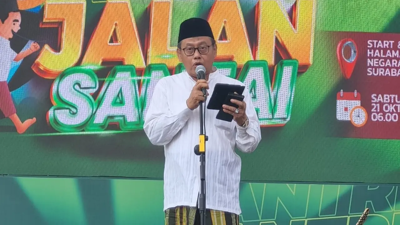 Husnul Khuluq memberikan sambutan saat melepas Jalan Santai Hari Santri Nasional 2023 di depan Gedung Negara Grahadi, Surabaya. (Istimewa).
