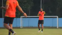 Thales Lira bek Arema FC yang belum tampil 100 persen sejak awal BRI Liga 1. (Bola.com/Iwan Setiawan)